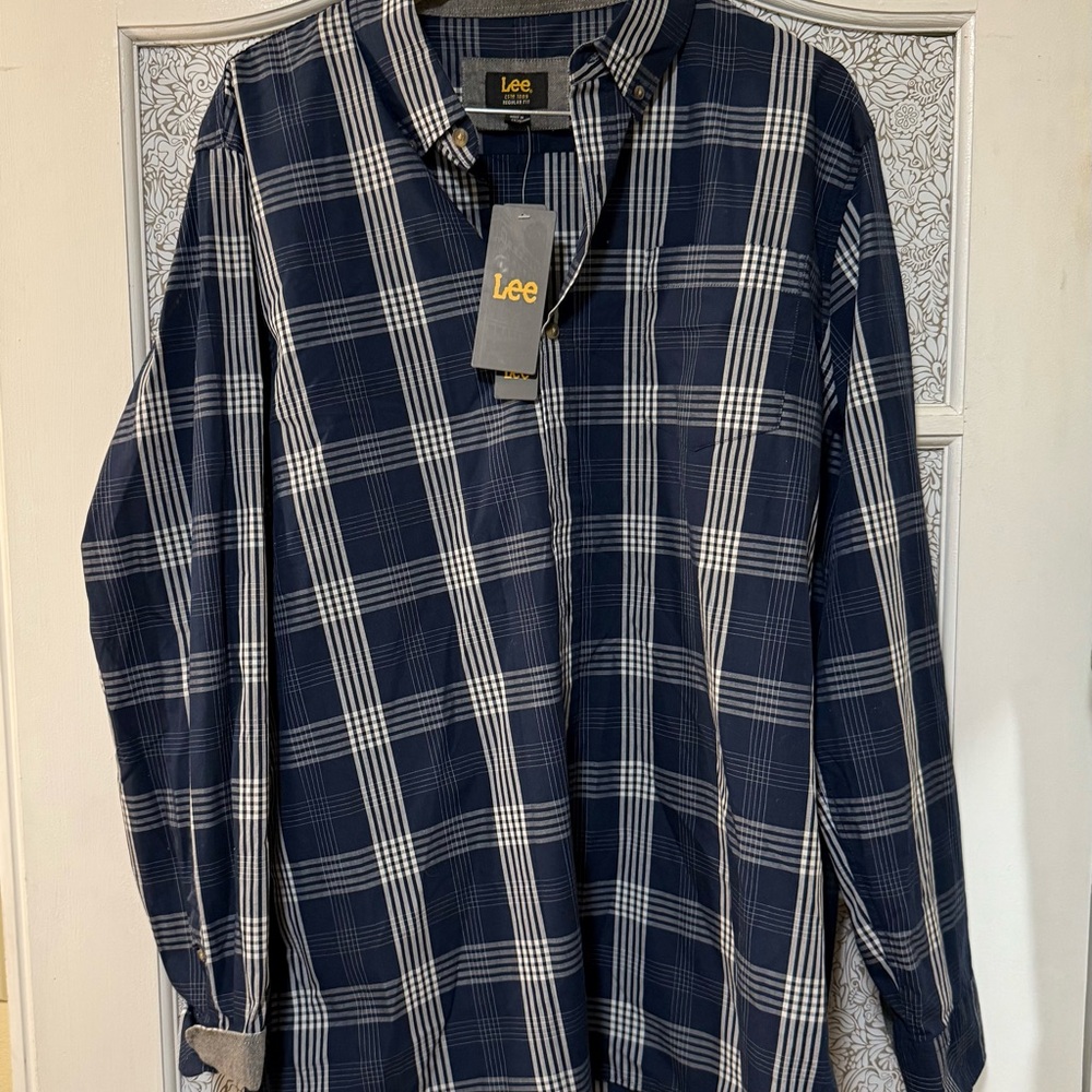 Lee Dark Blue Checkered Shirt
Long sleeve regular fit NWT
Size XL